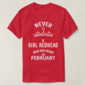 Onderschat nooit een meisje dat in februari is geb t-shirt (Design voorkant)