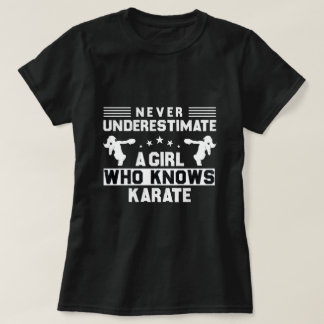 Onderschat nooit een meisje dat Karate kent T-shirt