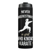 Onderschat nooit een meisje dat Karate Martia kent Thermosbeker (Voorkant)