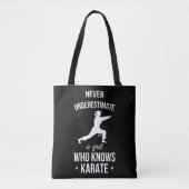 Onderschat nooit een meisje dat Karate Martia kent Tote Bag (Voorkant)