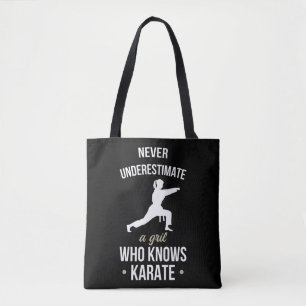 Onderschat nooit een meisje dat Karate Martia kent Tote Bag