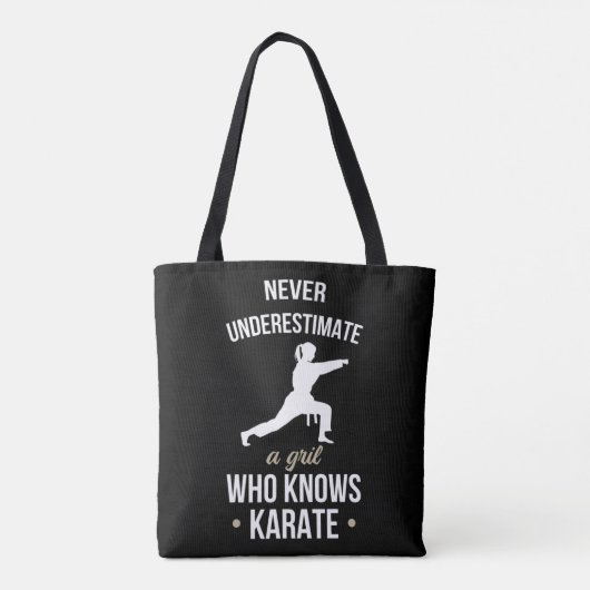 Onderschat nooit een meisje dat Karate Martia kent Tote Bag (Achterkant)