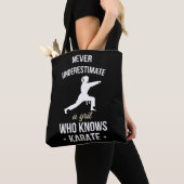 Onderschat nooit een meisje dat Karate Martia kent Tote Bag (Dichtbij)