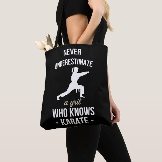Onderschat nooit een meisje dat Karate Martia kent Tote Bag (Dichtbij)