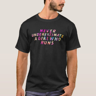 Onderschat nooit een meisje dat runner Girl Tr geb T-shirt