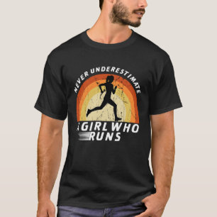 Onderschat nooit een meisje dat runner Girl Tr geb T-shirt