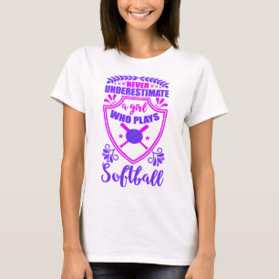 Onderschat nooit een meisje dat softbal T-S speelt T-shirt