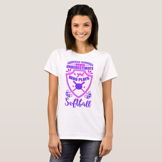 Onderschat nooit een meisje dat softbal T-S speelt T-shirt (Voorkant volledig)