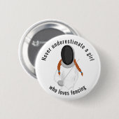 Onderschat nooit een meisje dat van het hekken hou ronde button 5,7 cm (Voorkant /achterkant)