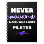 Onderschat nooit een meisje dat van kussens houdt. notitieboek (Voorkant)