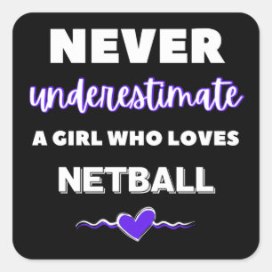Onderschat nooit een meisje dat van netball houdt vierkante sticker