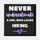 Onderschat nooit een meisje dat van wandelend houd magneet (Voorkant)