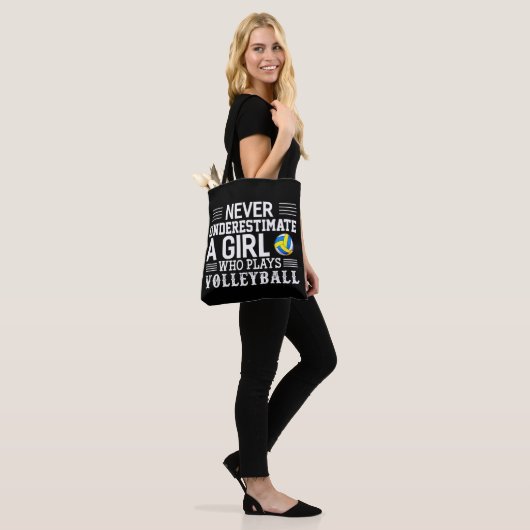 Onderschat nooit een meisje dat volleyball video s tote bag (Op model)