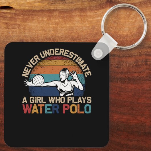 Onderschat nooit een meisje dat waterpolo atletiek sleutelhanger (Achterkant)