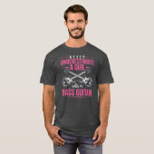 Onderschat nooit een meisje met een bass-gitaar t-shirt (Voorkant volledig)
