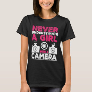 Onderschat nooit een meisje met een camera-meisje t-shirt