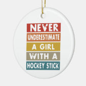 Onderschat nooit een meisje met een Hockey Stick Keramisch Ornament (Links)