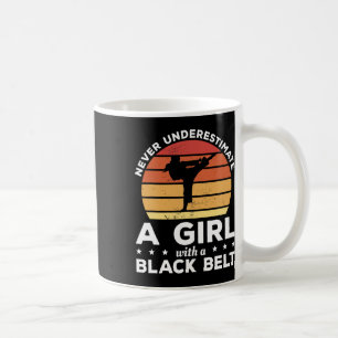 Onderschat Nooit Een Meisje Met Een Zwarte Band Ma Koffiemok