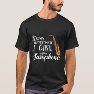 Onderschat nooit een met een saxofoon t-shirt
