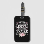 Onderschat nooit een moeder die door gebeden wordt bagagelabel (Voorkant (verticaal))