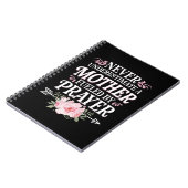 Onderschat nooit een moeder die door gebeden wordt notitieboek (Linkerzijde)