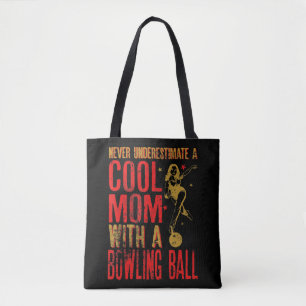 Onderschat nooit een moeder met een Bowling Ball F Tote Bag