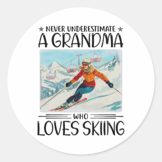 Onderschat nooit een oma die van skiën houdt ronde sticker
