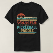 Onderschat nooit een oma met een Pickleball Cl T-shirt (Design voorkant)