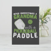 Onderschat nooit een oma met een Pickleball Kaart (Staand voorkant)