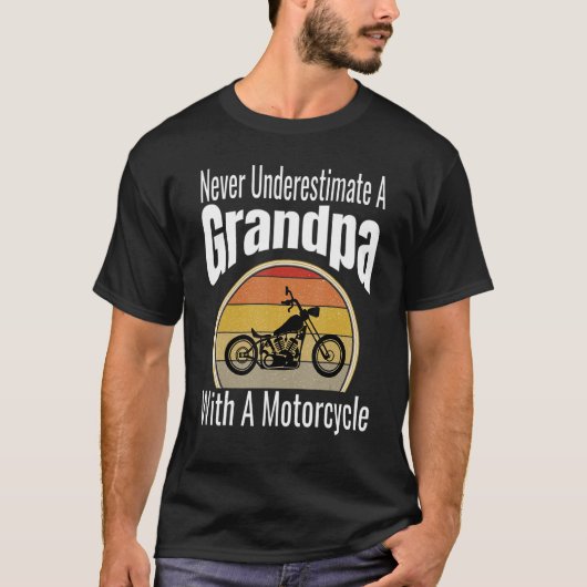 Onderschat nooit een opa met een motorfiets t-shirt (Voorkant)