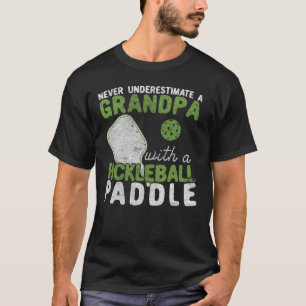 Onderschat nooit een opa met een Pickleball T-shirt