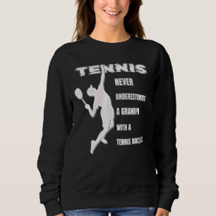 Onderschat nooit een opa met een tennisriem trui