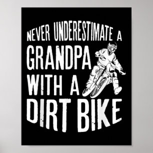 Onderschat nooit een opa met een vuile fietsplezie poster