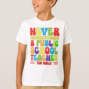 Onderschat nooit een openbare school t-shirt