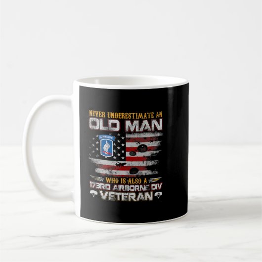 Onderschat nooit een oud Man 173rd Airborne Vete Koffiemok (Links)