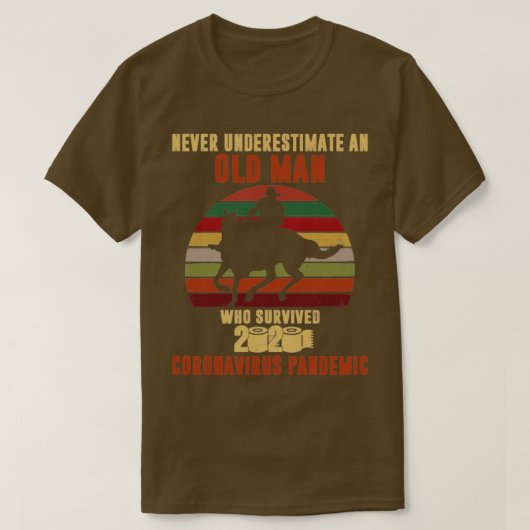 Onderschat nooit een oud man dat 2020 C overleefde T-shirt (Design voorkant)