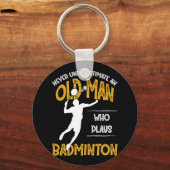Onderschat nooit een oud Man dat Badminton speelt Sleutelhanger (Voorkant)