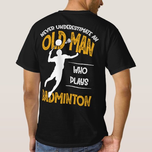 Onderschat nooit een oud Man dat Badminton speelt T-shirt (Achterkant)