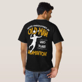 Onderschat nooit een oud Man dat Badminton speelt T-shirt (Achterkant volledig)