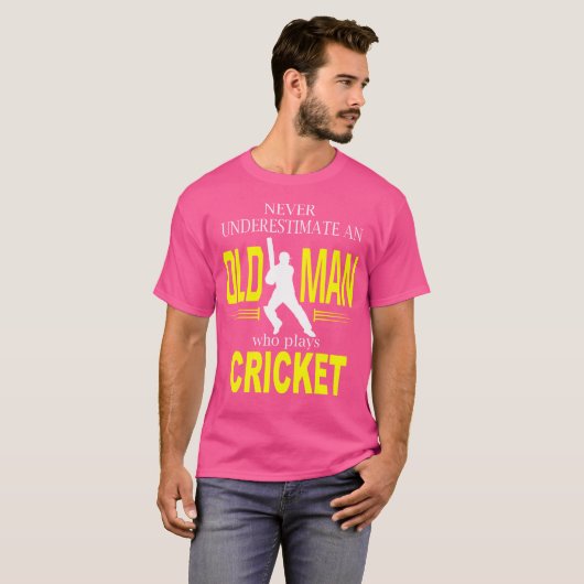 Onderschat nooit een oud Man dat cricket speelt T-shirt (Voorkant volledig)