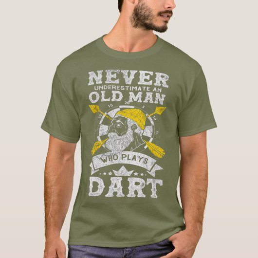 Onderschat nooit een oud Man dat dart speelt T-shirt (Voorkant)