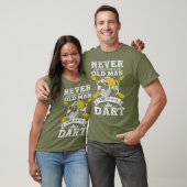 Onderschat nooit een oud Man dat dart speelt T-shirt (Unisex)