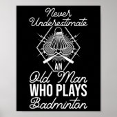 Onderschat nooit een oud Man dat Dminton speelt Poster (Voorkant)