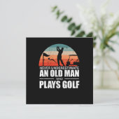Onderschat nooit een oud Man dat Golf speelt Kaart (Staand voorkant)