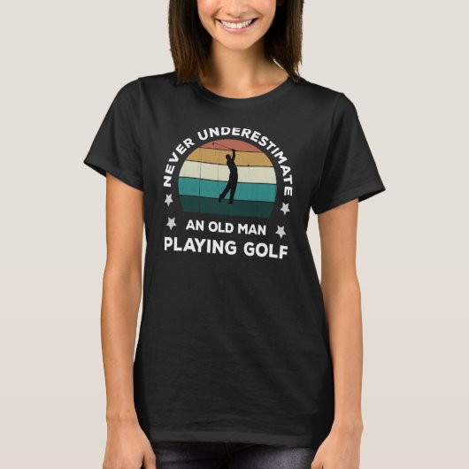 Onderschat nooit een oud Man dat Golf speelt T-shirt (Voorkant)