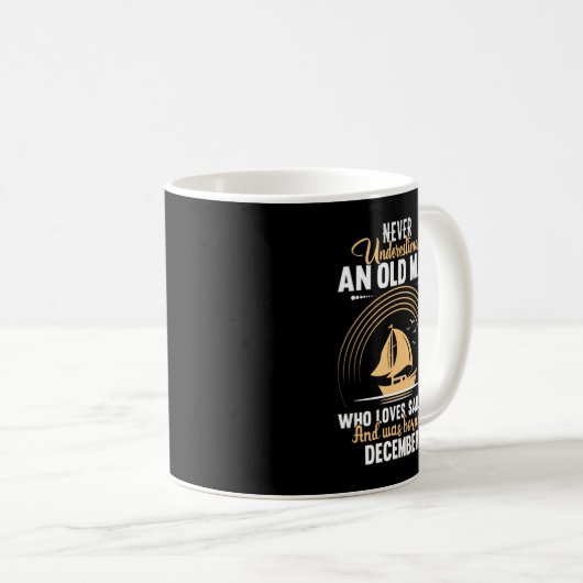 Onderschat nooit een oud man dat graag zeilt koffiemok (Voorkant rechts)