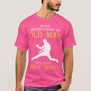 Onderschat nooit een oud Man dat in tabel 1 wordt  T-shirt