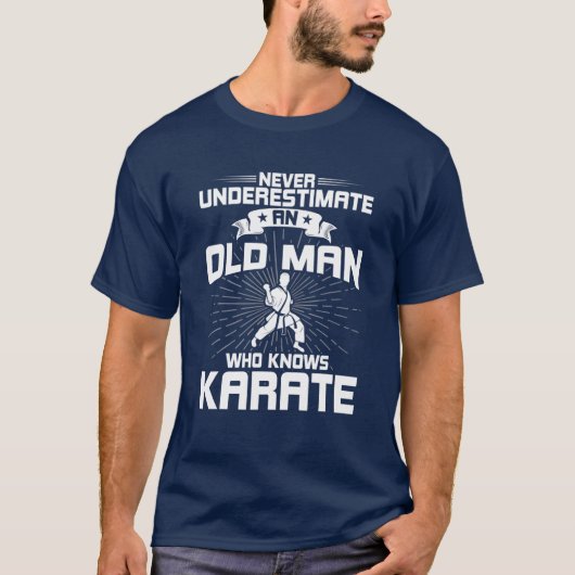 Onderschat nooit een oud Man dat Karate kent T-shirt (Voorkant)