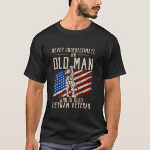 Onderschat nooit een oud man dat ook Vietnam is T-shirt