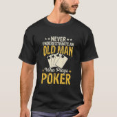 Onderschat nooit een oud man dat poker speelt t-shirt (Voorkant)
